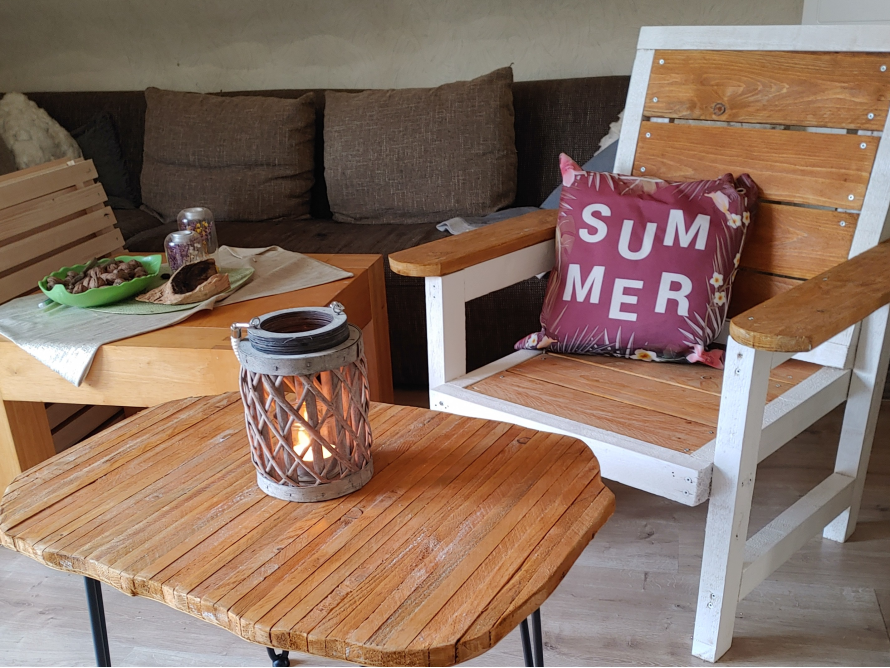 Gemütliche Sitzecke mit Holzstühlen