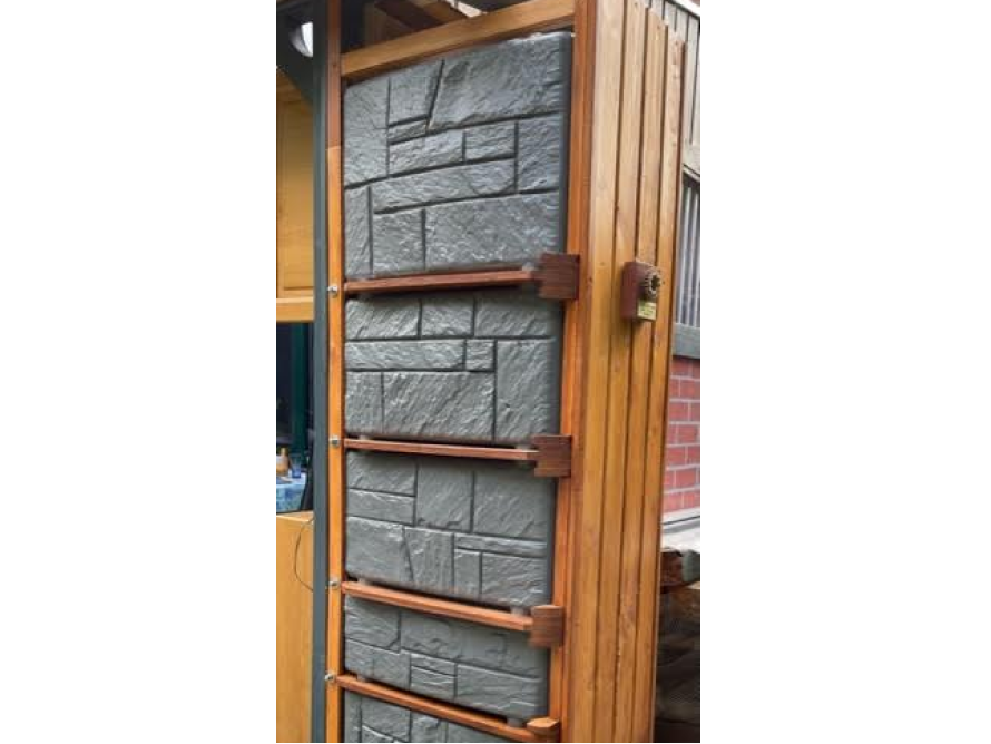 Gartenhaus-Wand aus Holz und Stein