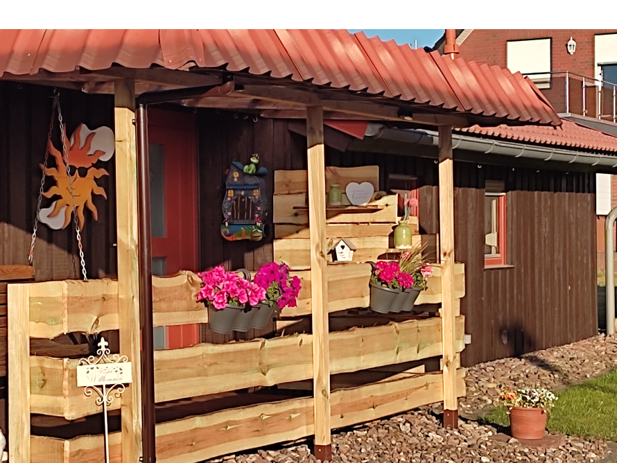 Veranda eines Gartenhauses mit Dekoration