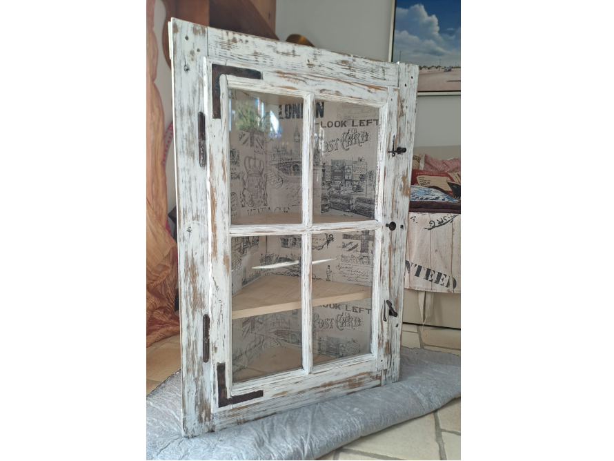 Weißer Holzvitrinenschrank mit Glastüren