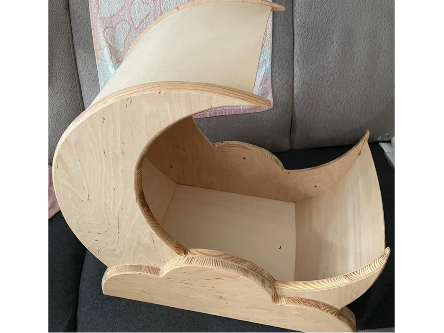 Wiege aus Holz in Form eines Mondes
