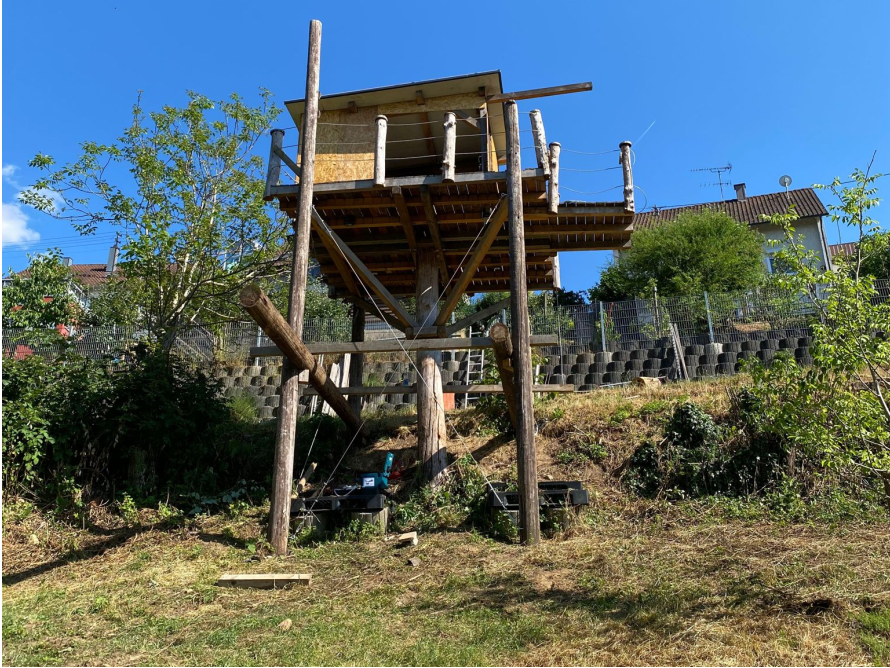 Unfertiges Baumhaus aus Holz