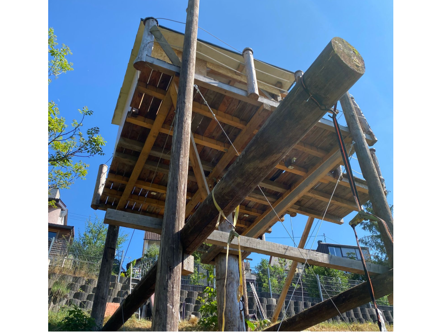 Holzkonstruktion eines Baumhauses von unten