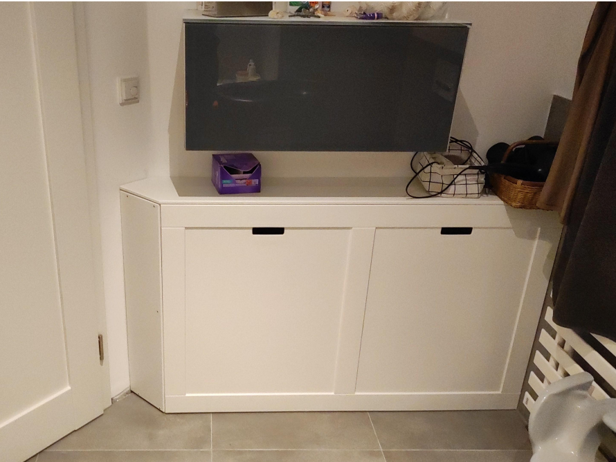 Weißer Eckschrank mit zwei Türen