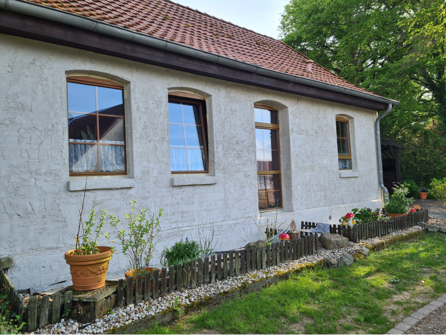 Gartenhaus mit Blumen und Rasen
