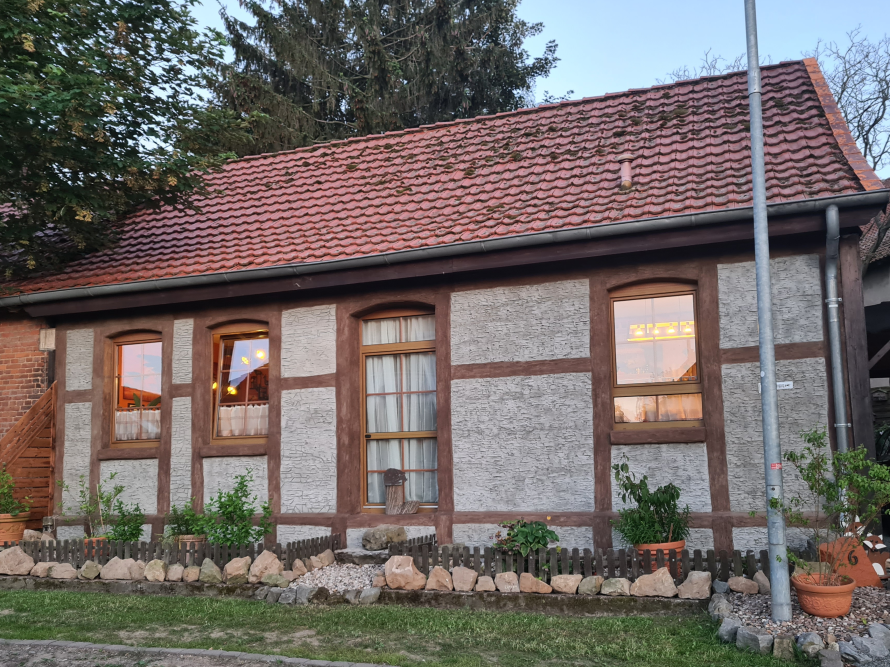 Fachwerkhaus mit Beleuchtung im Inneren.