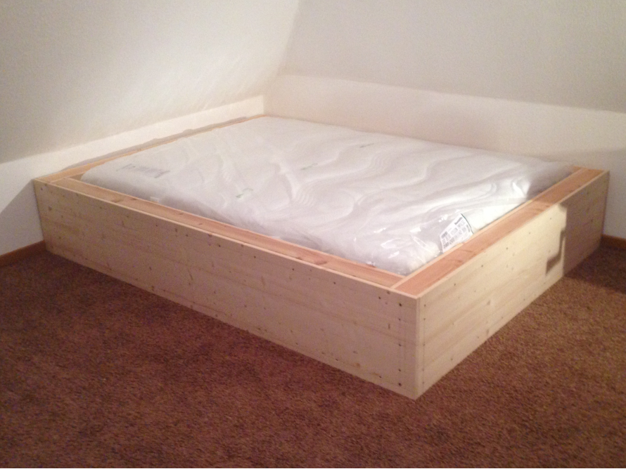 Holzbett mit Matratze