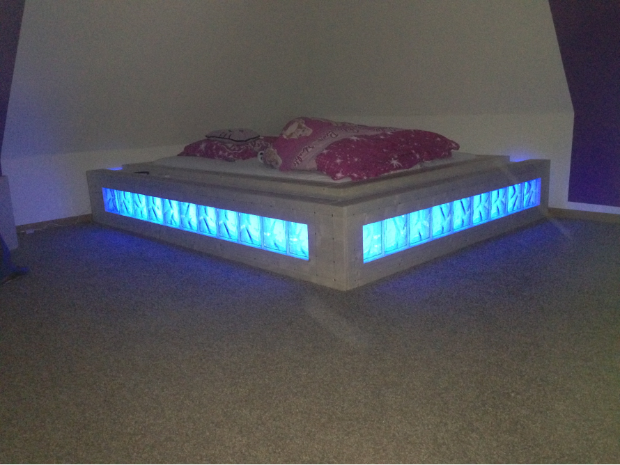 Bett mit blauer Beleuchtung