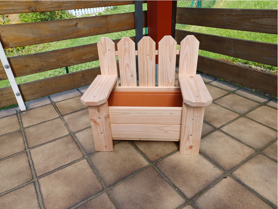 Holzblumenkasten in Form eines Stuhls