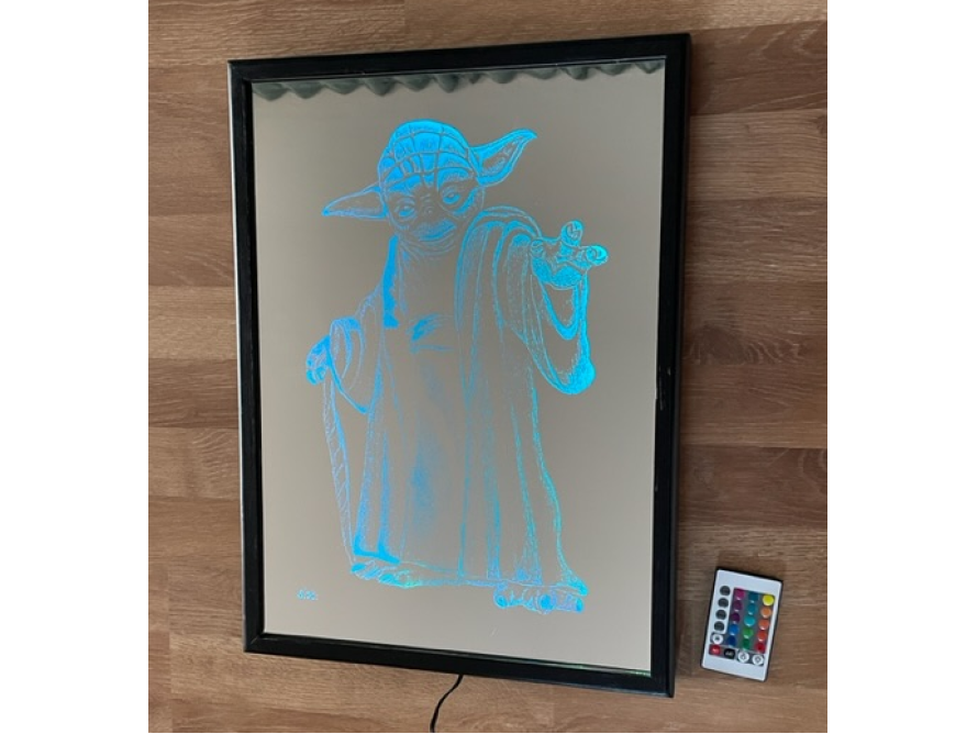 Beleuchtetes Bild einer Filmfigur mit leuchtender Fernbedienung.