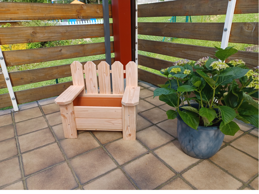 Blumenbank aus Holz mit daneben stehender Hortensie