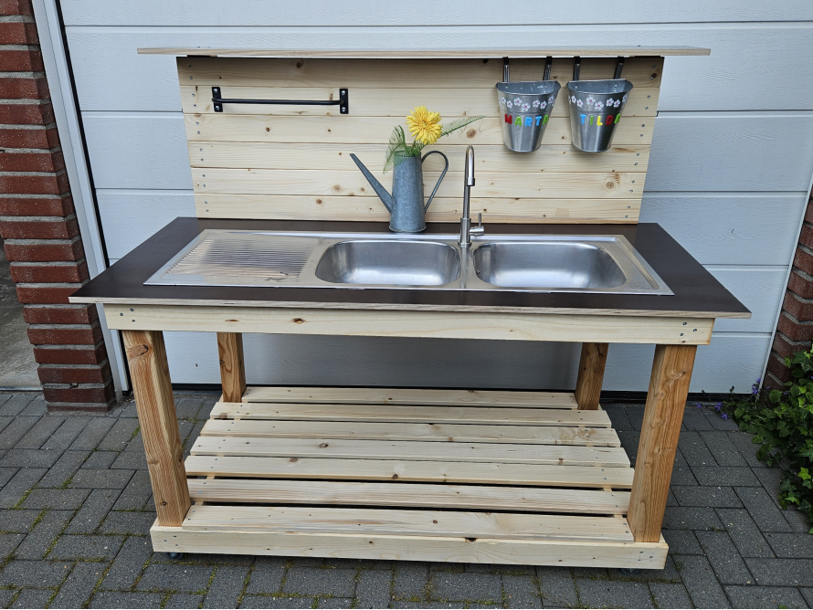 Gartenspüle aus Holz mit Doppelspüle