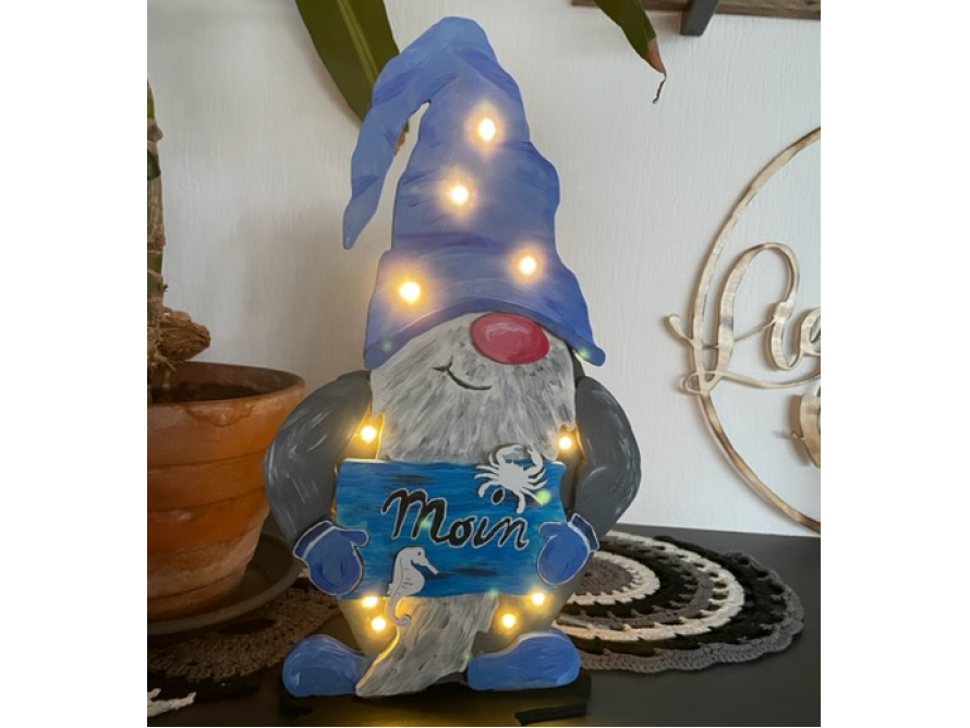 Holzfigur eines Zwerges mit blauer Mütze und Schild