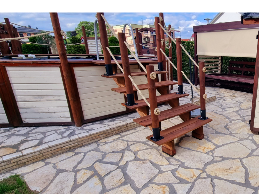 Holztreppe zu einem Aufstellpool
