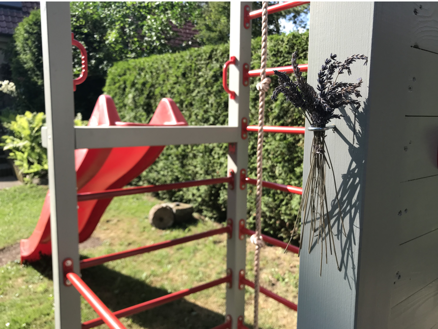 Klettergerüst mit Rutsche im Garten