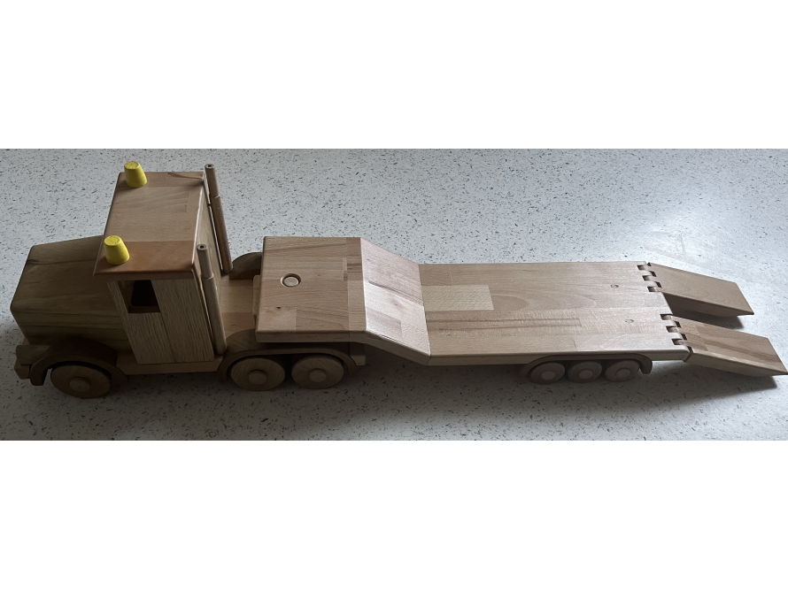 Holzspielzeug-LKW mit Anhänger