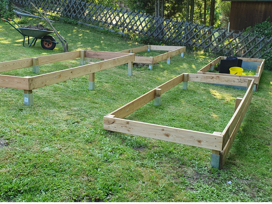 Holzrahmen für Hochbeete auf Rasen