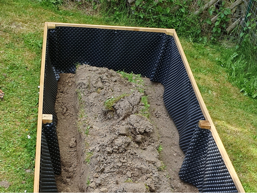 Hochbeet aus Holz mit Teichfolie