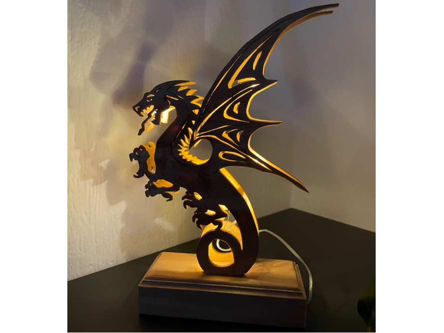 Beleuchteter Holzdrache als Lampe