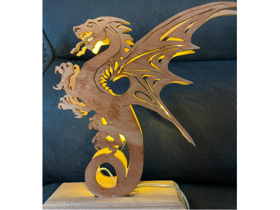 Holzarbeit Drachenlampe leuchtet