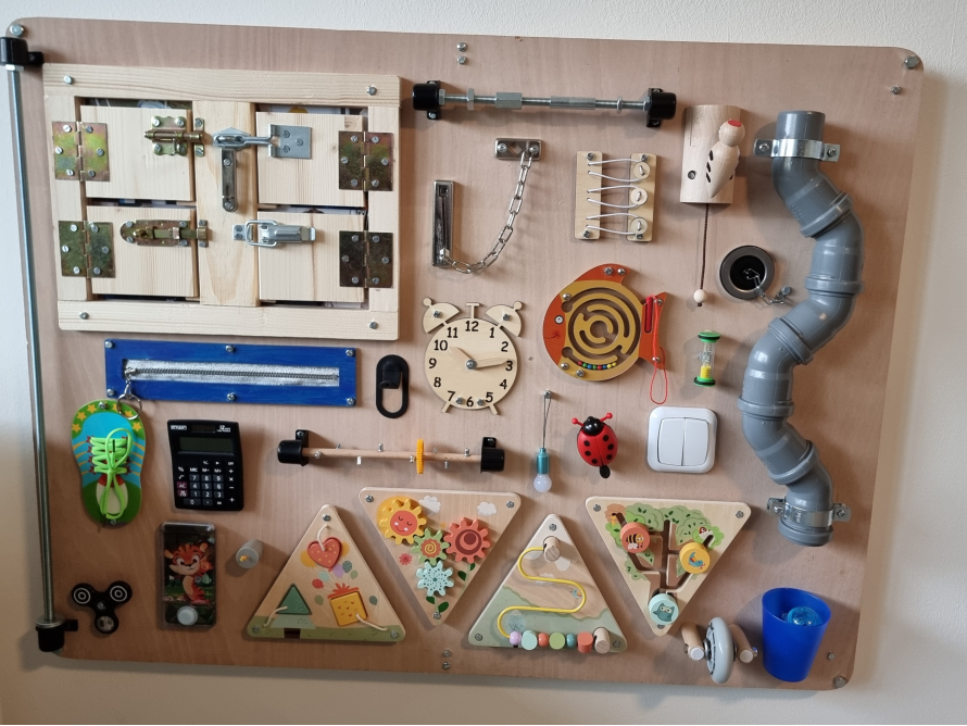 Beschäftigungswand mit verschiedenen Elementen