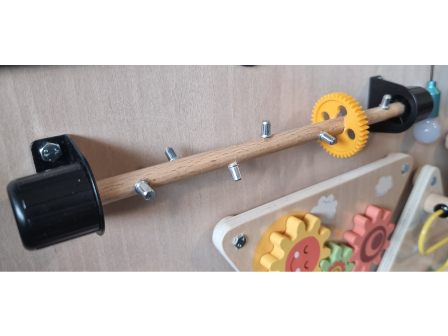 Holzstab mit Drehgriff und Zahnrad