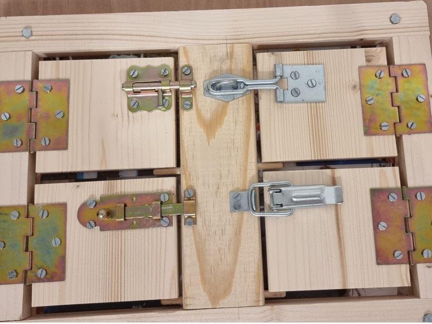 Verschiedene Türverschlüsse an einem Holzrahmen