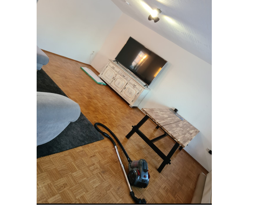 Wohnzimmer mit Staubsauger