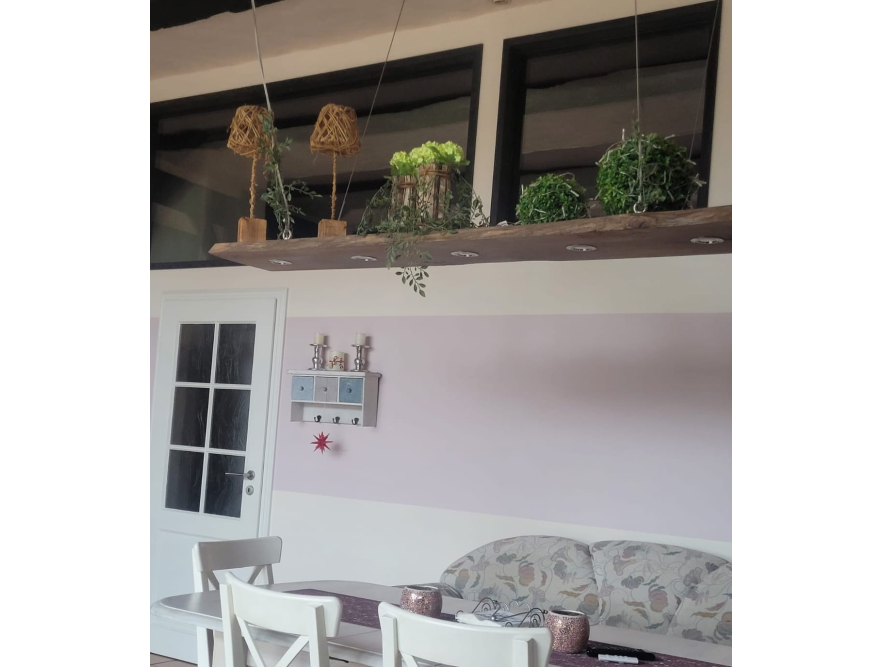 Rustikales Regal mit Deko über Esstisch