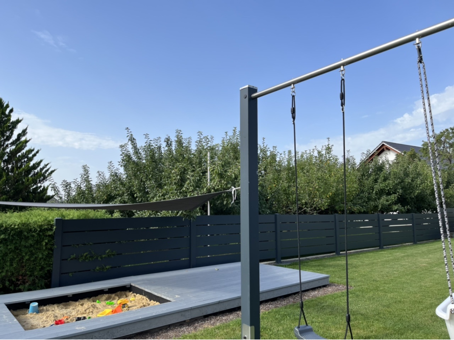 Leere Gartenschaukel auf Rasenfläche