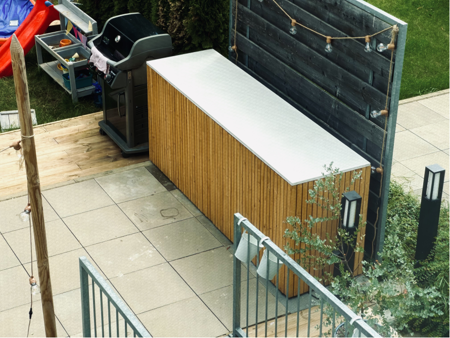 Gartenbereich mit Holzanbau und Grill