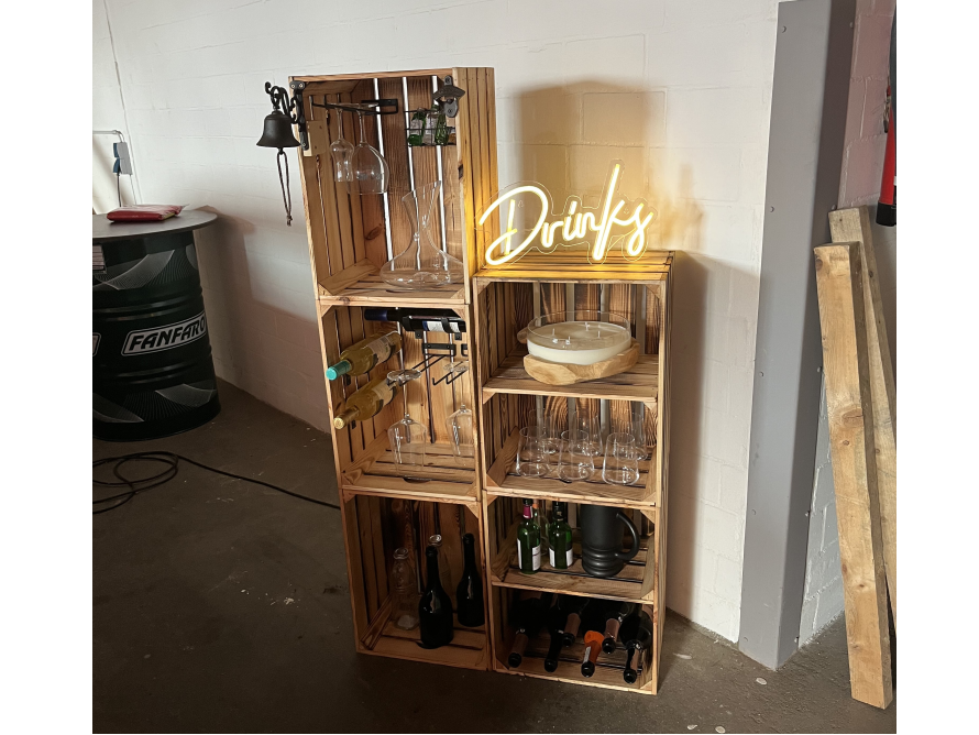 Ein selbstgebauter Getränkeregal aus Holzkisten.
