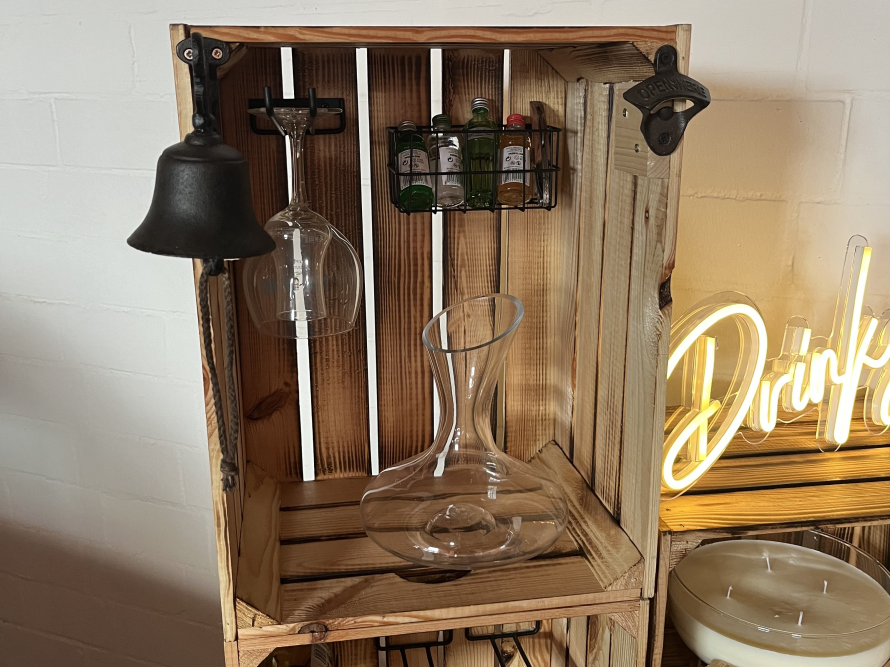 Rustikales Weinregal aus Holzkisten mit Flaschenöffner