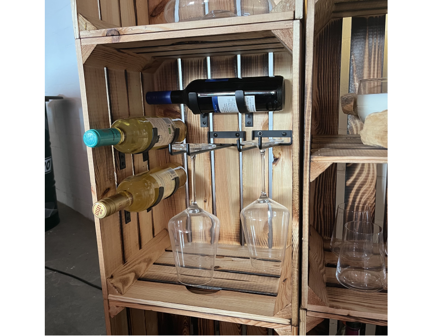 Weinregal aus Holz mit Weinflaschen und -gläsern