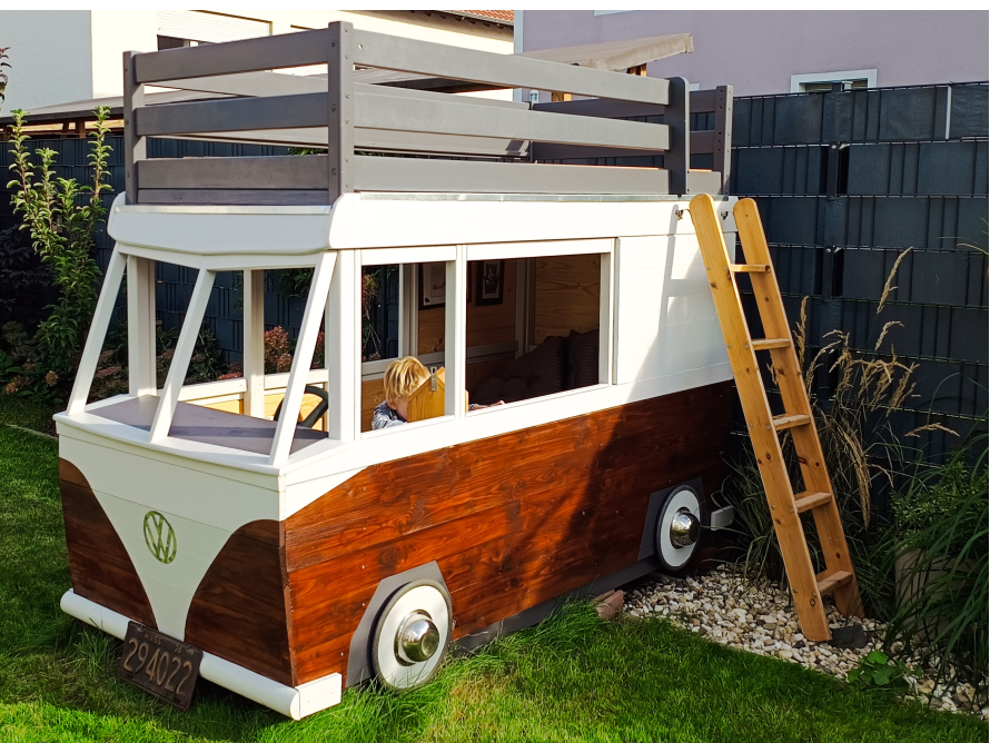 Spielhaus im Garten in Form eines Campingbusses