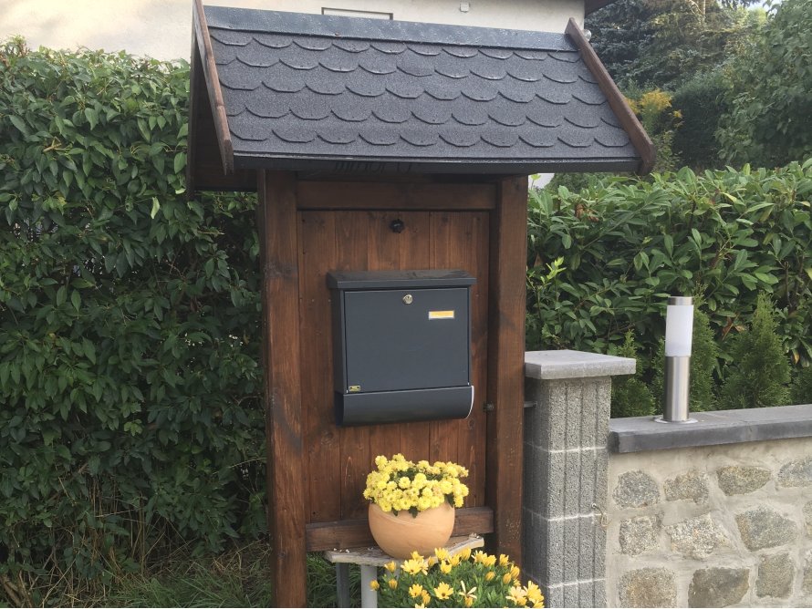 Holzkonstruktion mit Briefkasten