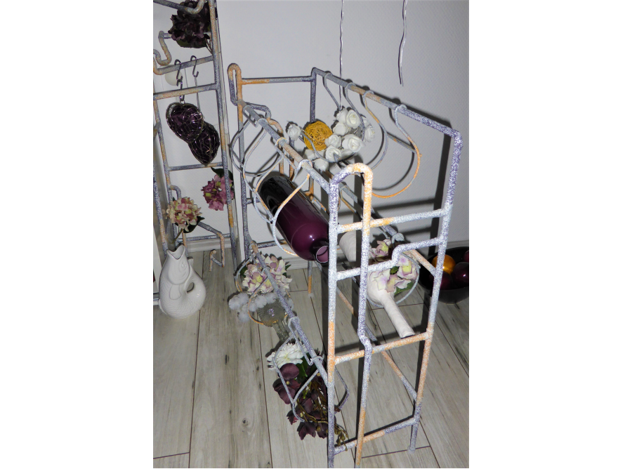 Metallregal mit Deko