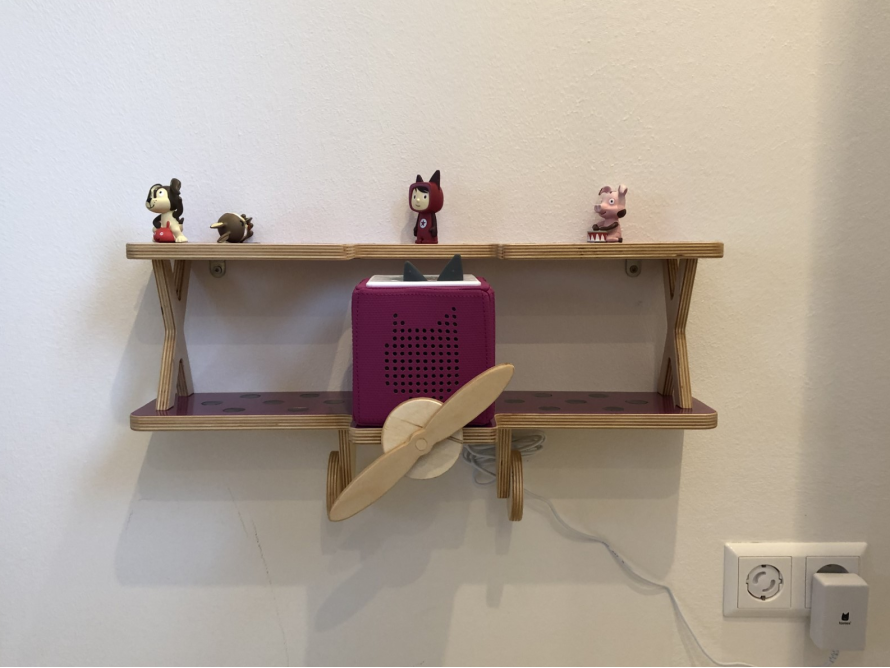 Holzregal in Flugzeugform mit Figuren