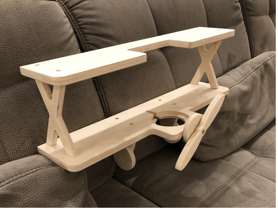 Holzregal in Form eines Doppeldeckers