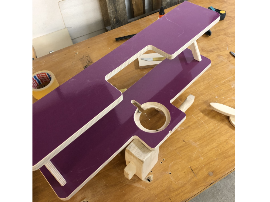 Lila lackiertes Holzbrett mit Aussparungen