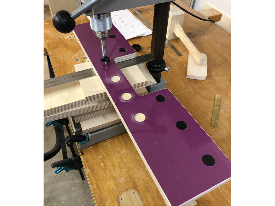 Bohrmaschine bearbeitet Holzbrett