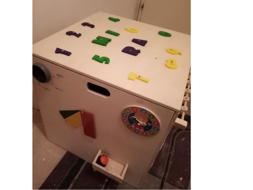 Ein Lernspielzeug aus Holz.