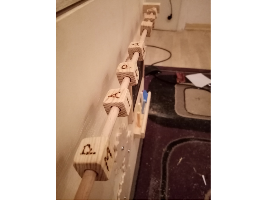 Holzdübel mit Buchstaben