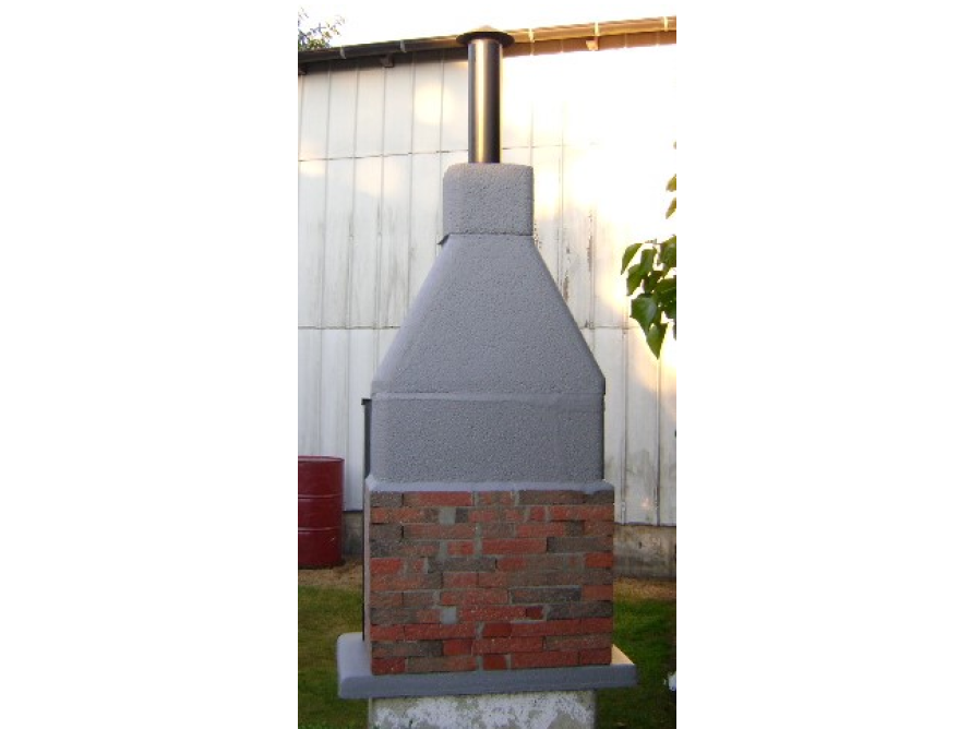 Unfertiger Pizzaofen aus Backstein