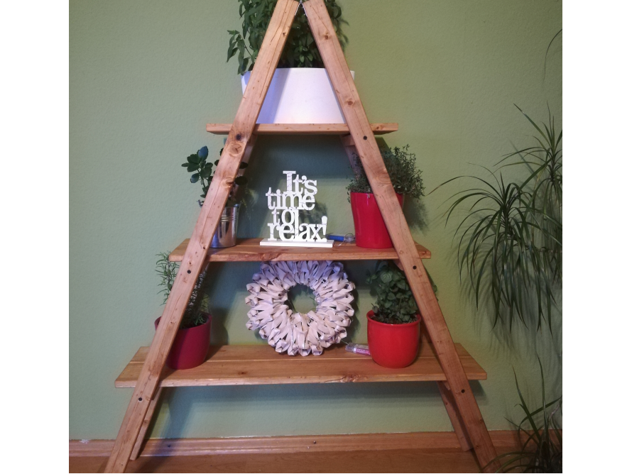 Holzregal in A-Form mit Pflanzen