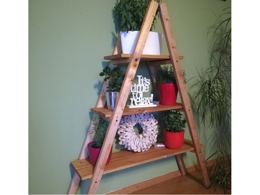 Holzregal in A-Form mit Pflanzen