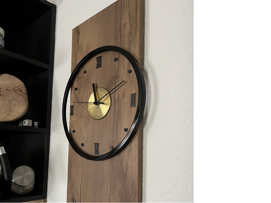 Moderne Wanduhr mit Holzhintergrund