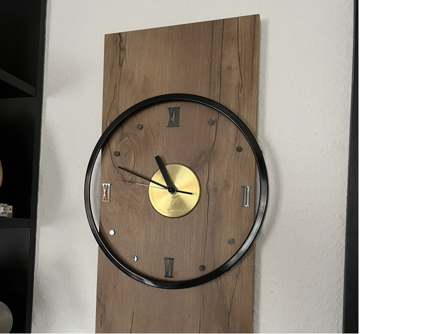 Moderne Uhr an Holzwand
