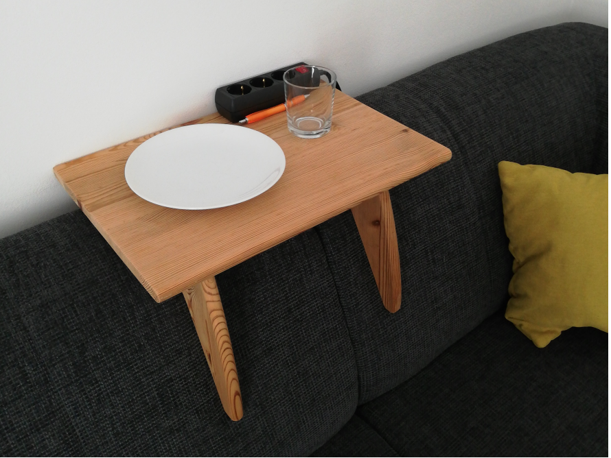 Holztisch über Sofaarmlehne