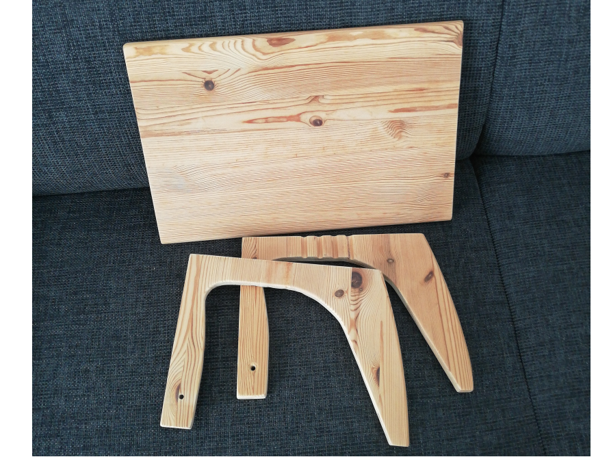 Tischplatte und Tischbeine aus Holz